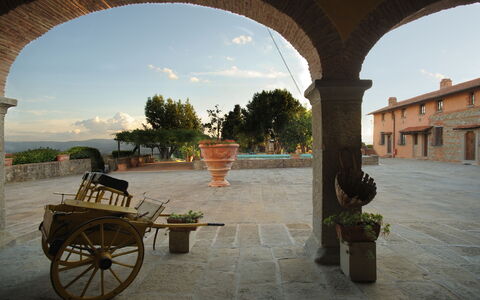 Fattoria Fronzano: Himmel, Pflanze, Eigentum, Wolke, Blumentopf, Rad, Zimmerpflanze, Azurblau, Schatten, Sonnenlicht