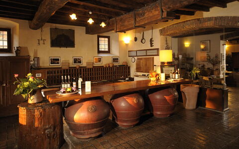 Fattoria Fronzano: Fass, Fenster, Barware, Interior Design, Holz, Zimmerpflanze, Flasche, Gebäude, Bilderrahmen