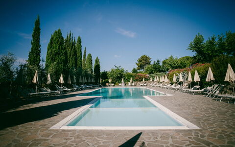 Fattoria Fronzano: Wasser, Himmel, Daytime, Pflanze, Wolke, Azurblau, Baum, Arecales, Brunnen, Urban Design
