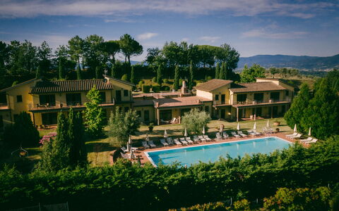 Fattoria Fronzano: Wolke, Himmel, Pflanze, Wasser, Gebäude, Grün, Baum, Schwimmbad, Gewässer, Grundstueck