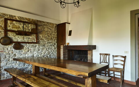 Agriturismo Cincinelli: Zimmer, Möbel, Eigentum, Tabelle, Esszimmer, Interior Design, Haus, Wand, Gebäude, Fussboden