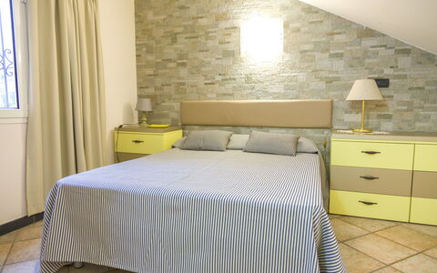 Casa Del Sole - San Bartolomeo Al Mare: Schlafzimmer, Möbel, Bett, Bettdecke, Zimmer, Eigentum, Wand, Bedding, Bettrahmen, Interior Design