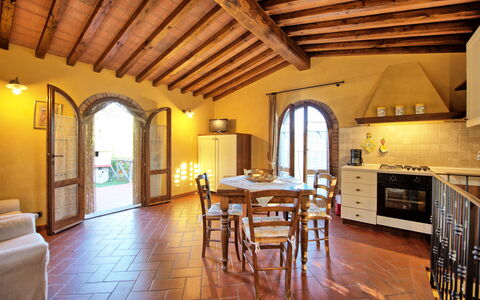 Casa Rossa: Möbel, Eigentum, Tabelle, Couch, Holz, Fenster, Cabinetry, Beleuchtung, Wohnzimmer, Interior Design