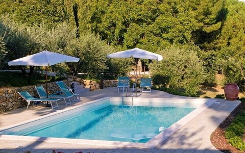 Gli Appartamenti Di Manuela: Schwimmbad, Eigentum, Freizeit, Grundeigentum, Resort, Terrasse, Gebäude, Estate, Hinterhof, Zuhause