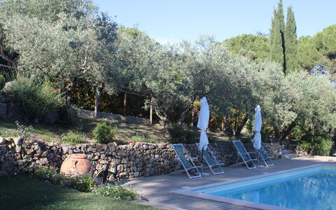 Gli Appartamenti Di Manuela: Schwimmbad, Schatten, Resort, Hinterhof, Hazienda, Landscaping, Eco Hotel, Villa, Gartenmöbel, Bauernhaus
