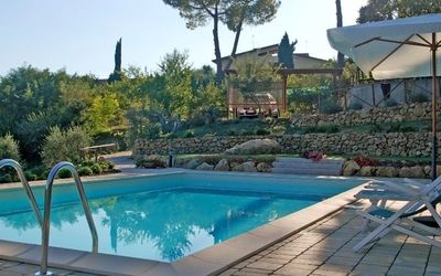 Gli Appartamenti Di Manuela: Schwimmbad, Eigentum, Grundeigentum, Haus, Gebäude, Freizeit, Resort, Zuhause, Hinterhof, Villa