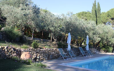 Gli Appartamenti Di Manuela: Schwimmbad, Schatten, Resort, Hinterhof, Hazienda, Landscaping, Eco Hotel, Villa, Gartenmöbel, Bauernhaus