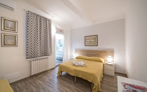 Guelfa House: Schlafzimmer, Zimmer, Möbel, Eigentum, Bett, Interior Design, Bettrahmen, Fussboden, Gelb, Grundeigentum
