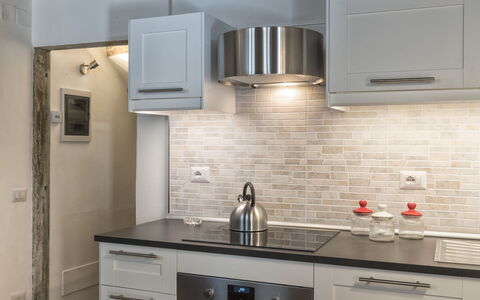 Guelfa House: Countertop, Cabinetry, Zimmer, Küche, Möbel, Eigentum, Gebäude, Interior Design, Decke, Fussboden