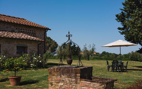 Pozzo Dei Desideri: Pflanze, Himmel, Eigentum, Fenster, Gebäude, Grundstueck, Baum, Gras, Schatten, Landschaft