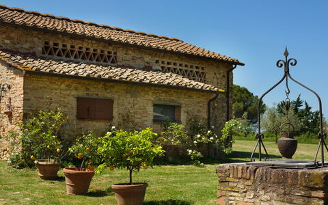 Pozzo Dei Desideri: Pflanze, Himmel, Gebäude, Eigentum, Fenster, Blumentopf, Grundstueck, Strassenlicht, Haus, Gras