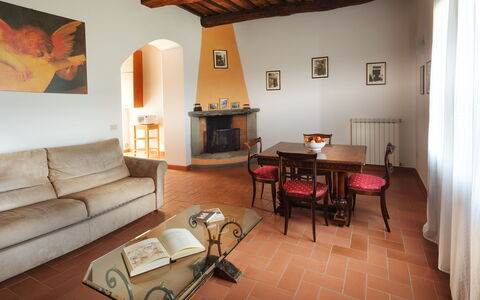 Pozzo Dei Desideri: Tabelle, Möbel, Eigentum, Bilderrahmen, Couch, Holz, Gebäude, Wohnzimmer, Komfort, Interior Design