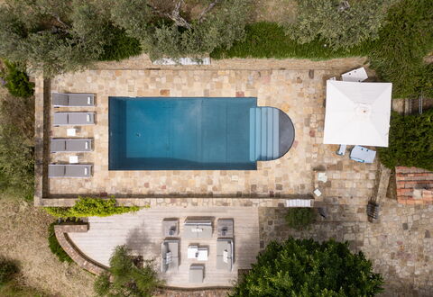 Tenuta Pomona: Schwimmbad, Gartenmöbel, Verbundwerkstoff, Resort, Flagstone, Stuhl, Schatten, Water Feature, Sonnenliege, Design