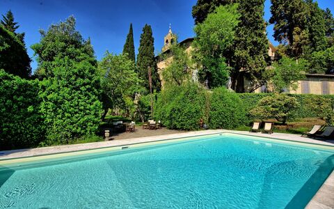 Montegufoni: Schwimmbad, Eigentum, Natürliche Landschaft, Grundeigentum, Gras, Haus, Wasser, Estate, Baum, Freizeit