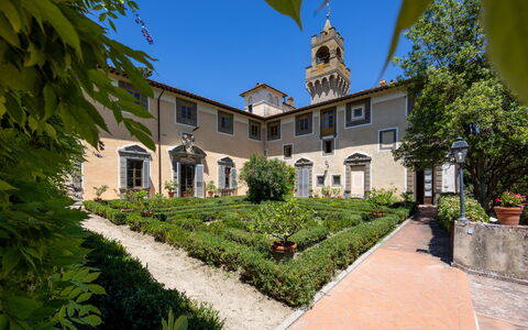 Montegufoni: Fassade, Garten, Estate, Villa, Garten, Hof, Rasen, Landscaping, Hazienda, Villa