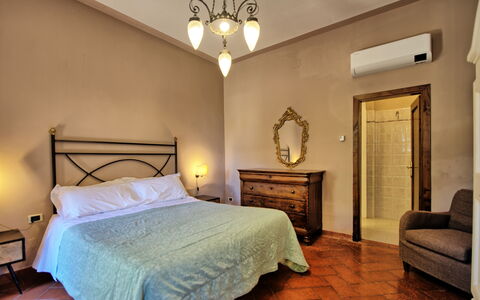 Montegufoni: Bett, Interior Design, Wand, Möbel, Schlafzimmer, Decke, Flooring, Fussboden, Bettdecke, Zimmer