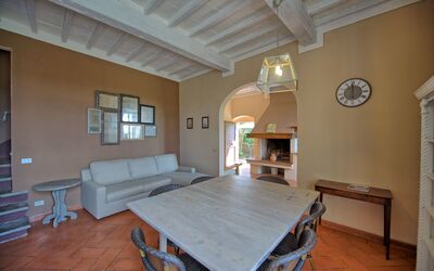Tramonto: Zimmer, Eigentum, Gebäude, Möbel, Fussboden, Decke, Interior Design, Haus, Grundeigentum, Wohnzimmer