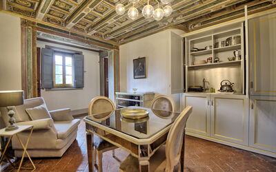 Cappella: Bilderrahmen, Möbel, Tabelle, Stuhl, Holz, Couch, Gebäude, Interior Design, Flooring, Wohnzimmer
