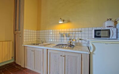 Tettoia: Eigentum, Zimmer, Küche, Countertop, Cabinetry, Möbel, Gelb, Fliese, Gebäude, Haus