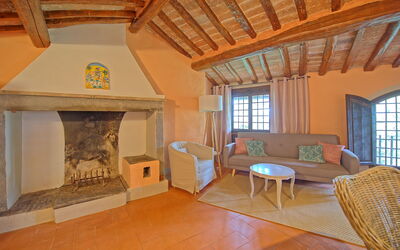Montegufoni 11: Zimmer, Eigentum, Gebäude, Feuerstelle, Haus, Wohnzimmer, Möbel, Interior Design, Grundeigentum, Zuhause