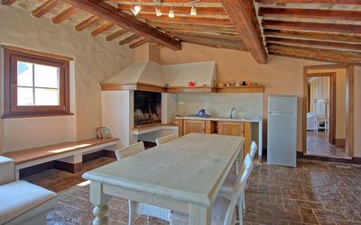Torre: Zimmer, Eigentum, Gebäude, Strahl, Decke, Möbel, Fussboden, Haus, Interior Design, Holz