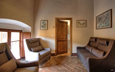 Montegufoni 19B: Zimmer, Möbel, Eigentum, Gebäude, Interior Design, Wohnzimmer, Suite, Grundeigentum, Haus, Fussboden