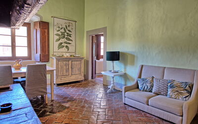 Montegufoni 29: Möbel, Eigentum, Holz, Fenster, Cabinetry, Flooring, Interior Design, Fussboden, Wohnzimmer, Wand