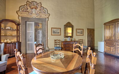 Montegufoni 7: Bilderrahmen, Möbel, Tabelle, Couch, Stuhl, Interior Design, Holz, Gebäude, Wohnzimmer, Fussboden