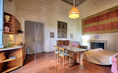 Fattoressa: Tabelle, Möbel, Eigentum, Holz, Bilderrahmen, Beleuchtung, Interior Design, Stuhl, Die Architektur, Wohnzimmer