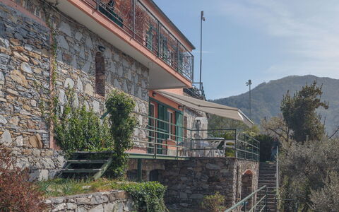 Villa Pia Con Piscina a Recco: Eigentum, Haus, Gebäude, Die Architektur, Wand, Grundeigentum, Berg, Ländliches Gebiet, \Fels, Fassade