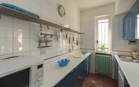 Villa Pia Con Piscina a Recco: Cabinetry, Spüle, Sinken, Zapfhahn, Fenster, Countertop, Küche, Gebäude, Interior Design, Haus