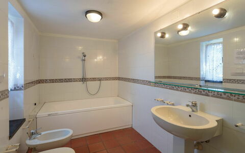 Villa Pia Con Piscina a Recco: Spiegel, Armatur, Sinken, Zapfhahn, Eigentum, Weiss, Badewanne, Badezimmer, Bad Sink, Azurblau