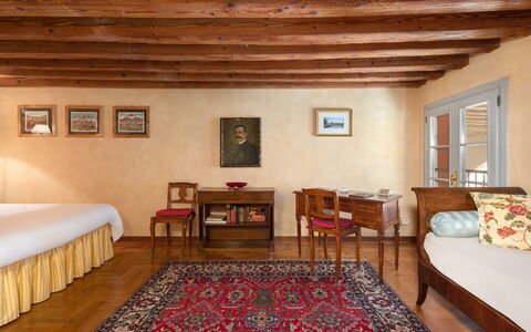 Ca' Marcello: Möbel, Tabelle, Holz, Komfort, Fenster, Interior Design, Flooring, Wohnzimmer, Fussboden, Bilderrahmen