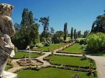 All bedrooms face the Italian style garden which lays in front of the façade and the apartment entrance