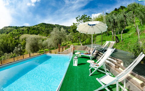 Alla Piazzetta Proprietà: Schwimmbad, Eigentum, Freizeit, Grundeigentum, Resort, Haus, Gras, Estate, Gebäude, Urlaub