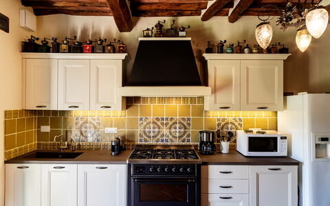 Villa Roncovisi: Countertop, Cabinetry, Küche, Zimmer, Möbel, Eigentum, Interior Design, Decke, Beleuchtung, Herd