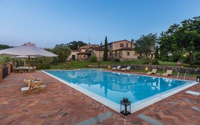 Villa Dell'angelo: Schwimmbad, Eigentum, Resort, Grundeigentum, Urlaub, Gebäude, Freizeit, Haus, Wohngebiet, Baum