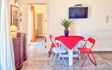 Lucrezia - San Lorenzo: Zimmer, Eigentum, Möbel, Rot, Tabelle, Esszimmer, Interior Design, Haus, Gebäude, Stuhl