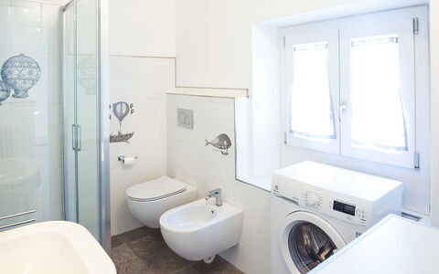 Lucrezia - San Lorenzo: Badezimmer, Eigentum, Zimmer, Armatur, Interior Design, Badewanne, Grundeigentum, Haus, Gebäude, Fussboden