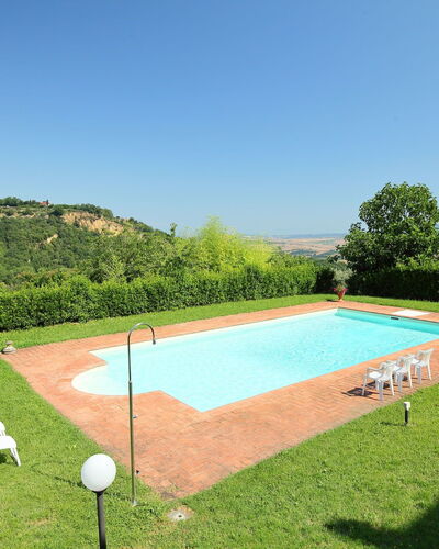 Podere Valle di Sotto: Eigentum, Schwimmbad, Gras, Sportveranstaltung, Grundeigentum, Freizeit, Grundstueck, Haus, Rasen, Spiele