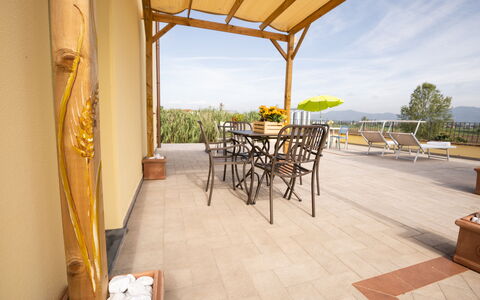 Incanto Toscano: Himmel, Eigentum, Tabelle, Pflanze, Interior Design, Holz, Schatten, Baum, Wolke, Veranda