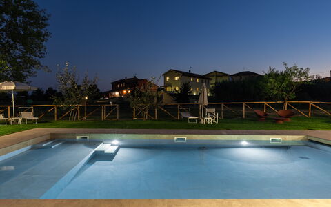 Incanto Toscano: Wasser, Himmel, Pflanze, Eigentum, Gebäude, Schwimmbad, Baum, Freizeit, Gras, Arecales