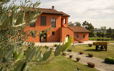 Incanto Toscano: Pflanze, Himmel, Gebäude, Eigentum, Fenster, Wolke, Haus, Baum, Die Architektur, Grundstueck