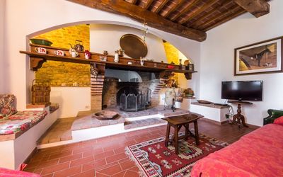 Lauretta: Eigentum, Zimmer, Gebäude, Interior Design, Möbel, Wohnzimmer, Haus, Villa, Grundeigentum, Feuerstelle