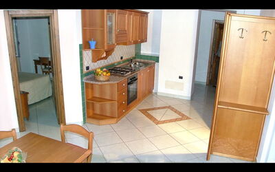 Epomeo: Eigentum, Zimmer, Fussboden, Möbel, Cabinetry, Küche, Fliese, Haus, Gebäude, Flooring