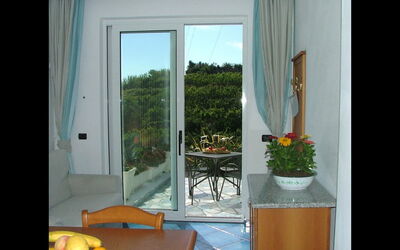 San Montano: Zimmer, Eigentum, Interior Design, Möbel, Gebäude, Fenster, Haus, Grundeigentum, Tür, Zuhause