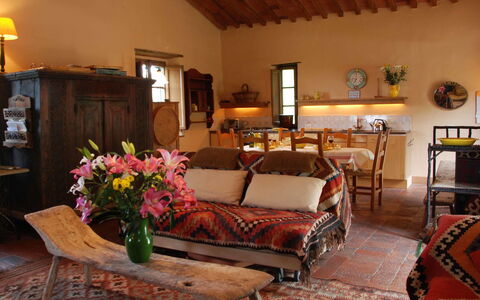 Compignano Barn: Zimmer, Wohnzimmer, Möbel, Eigentum, Interior Design, Gebäude, Zuhause, Haus, Grundeigentum, Couch