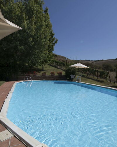 Podere Agnese: Schwimmbad, Eigentum, Freizeit, Grundeigentum, Haus, Azurblau, Gebäude, Villa, Baum, Urlaub