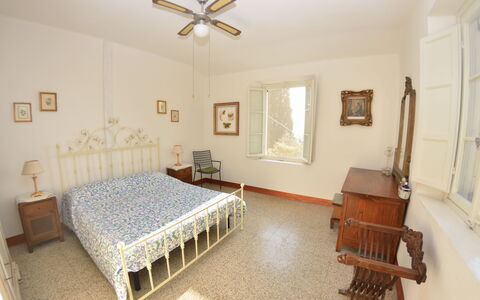Collina Lagomare: Eigentum, Zimmer, Möbel, Schlafzimmer, Bett, Gebäude, Decke, Interior Design, Haus, Deckenventilator
