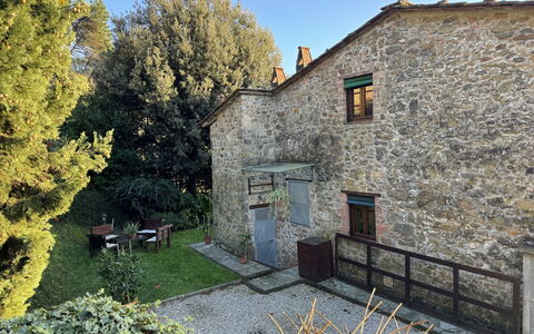 Batticapo di Ilaria: Pflanze, Himmel, Gebäude, Fenster, Grundstueck, Baum, Hütte, Gras, Haus, Landschaft